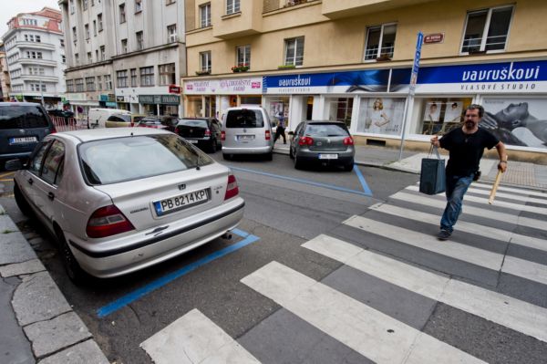 Parkovací zóny začaly od středy platit na území Prahy 5 a 6.