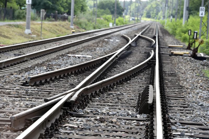 Na železničním přejezdu srazil ve středu večer nákladní vlak muže a ženu. Na železničním přejezdu srazil ve středu večer nákladní vlak muže a ženu.