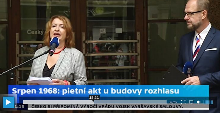 Miluše Horská před budovou Českého rozhlasu.