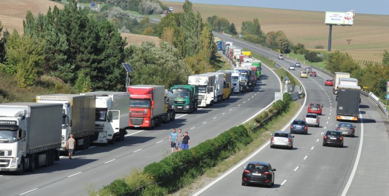 Kolona na dálnici D1 (ilustrační foto). 