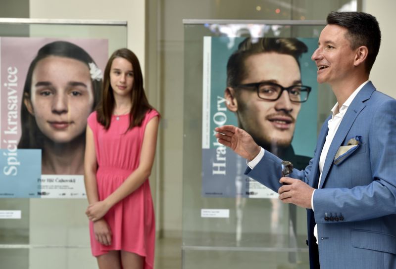 Do divadla budou z plakátů lákat tváře diváků.