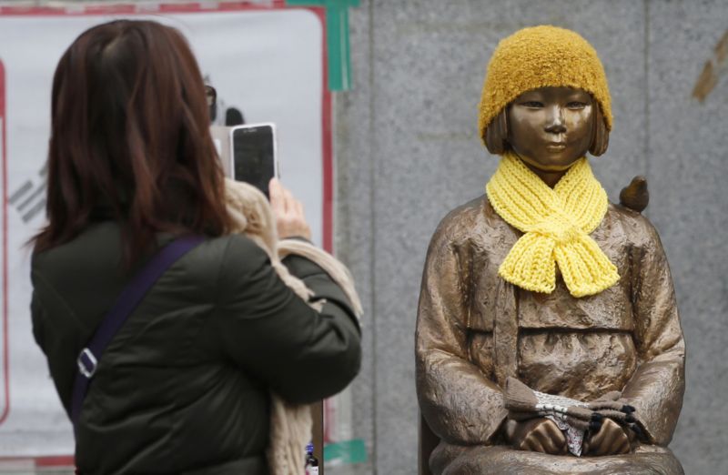 Pomník nedobrovolným jihokorejským prostitutkám před japonským velvyslanectvím v Soulu (ilustrační foto).
