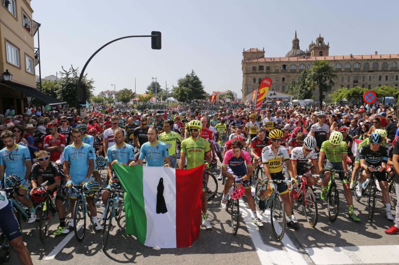 Cyklisté na Vueltě uctili v začátku dnešní etapy oběti italského zemětřesení.