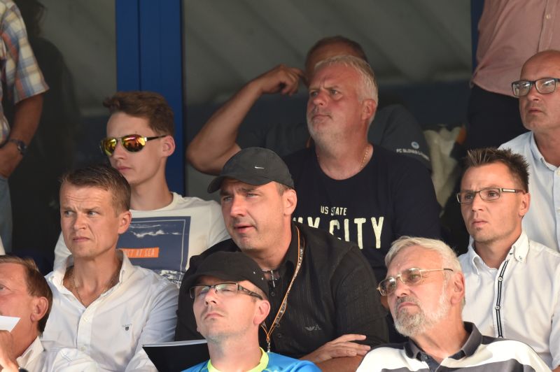 Trenér Jindřich Trpišovský (v černém) na tribuně při zápase Liberce s Larnakou.