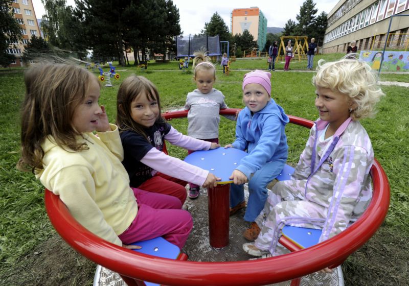 Dítě seskakovalo z točícího se kolotoče a botou se zachytilo o šroub.