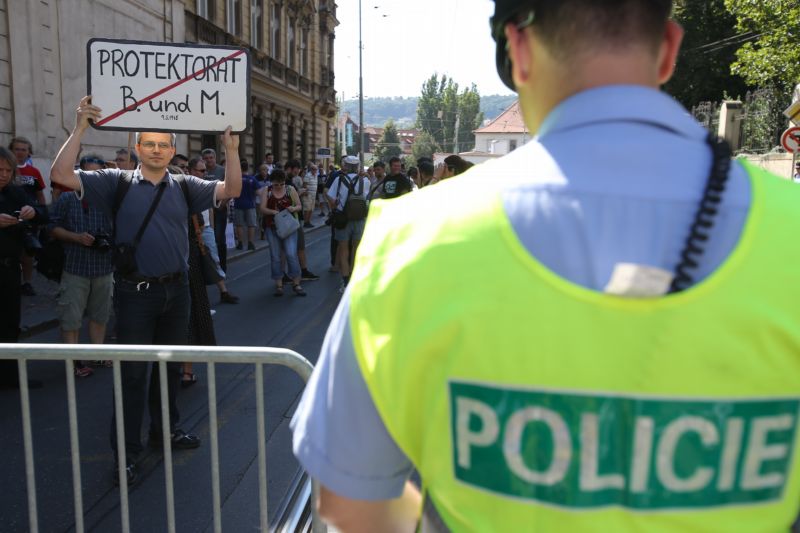 Muž se snažil vytlačit policisty z vozovky. 