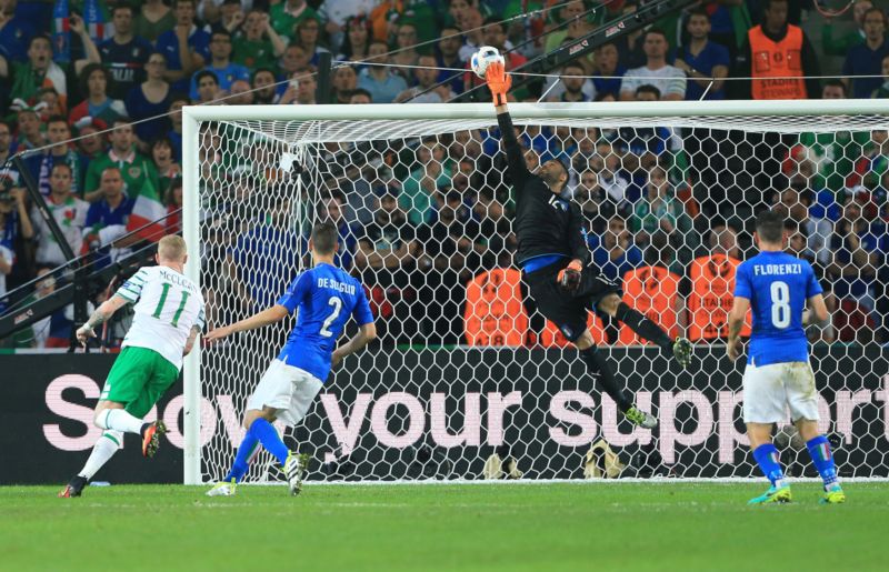 Italský brankář Salvatore Sirigu v akci na Euru 2016.