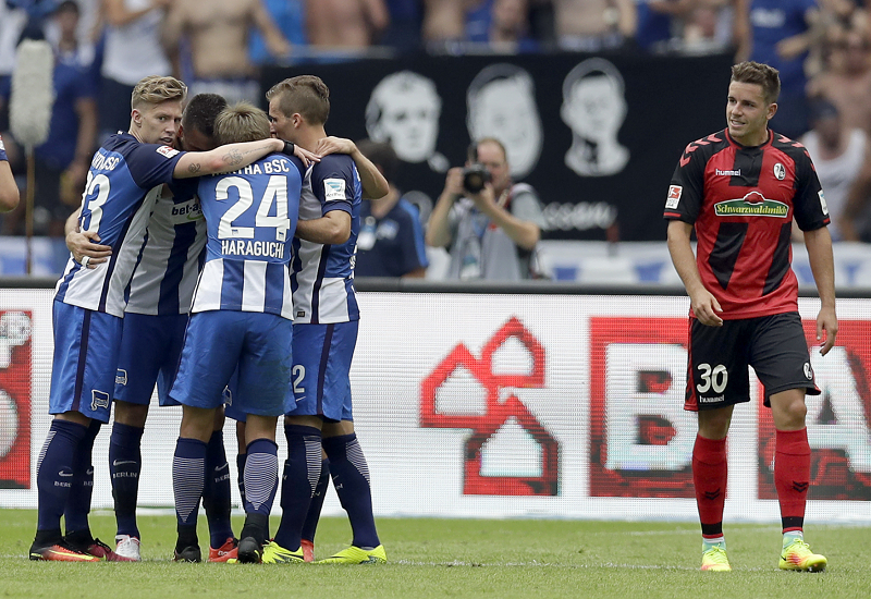 Fotbalisté Herthy Berlí oslavují vstřelený gól.