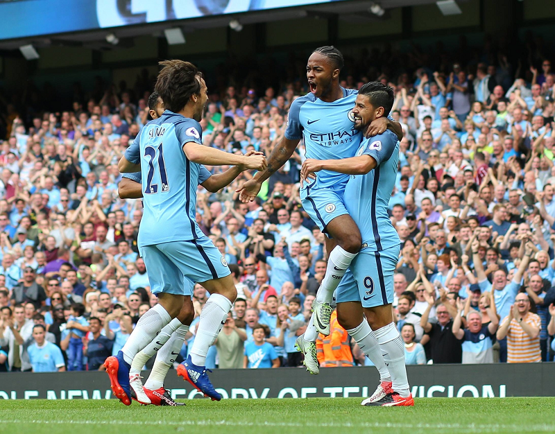 Fotbalisté Manchesteru City se radují z gólu.