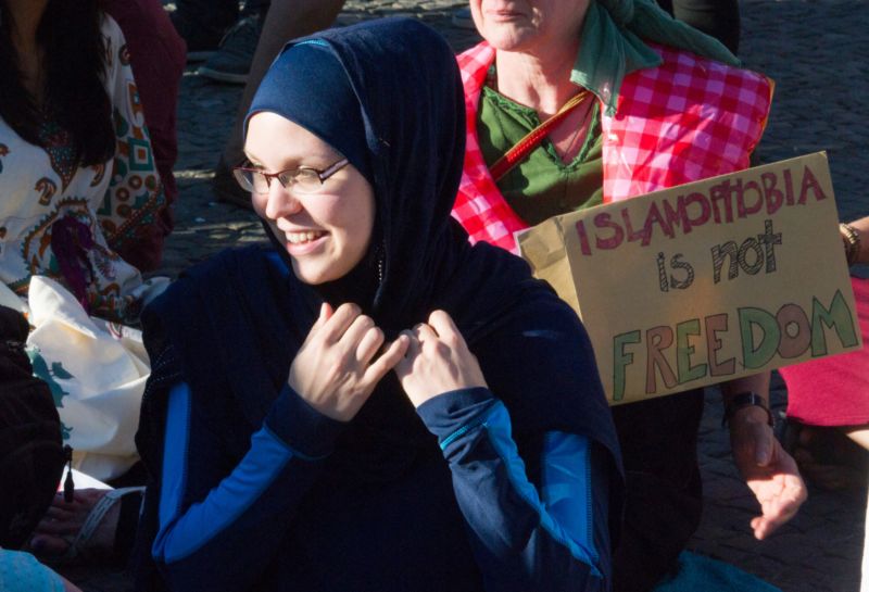 Proti zákazu protestovaly i nemuslimské ženy (ilustrační foto).