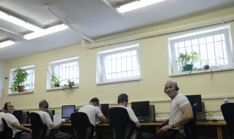 V areálu věznice od pondělí funguje call centrum. Má zajistit práci vězňům. V areálu věznice od pondělí funguje call centrum. Má zajistit práci vězňům.