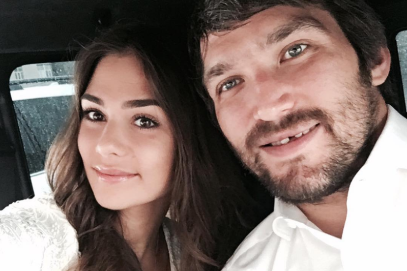Ruský hokejový kanonýr Alexandr Ovečkin se před začátkem nové sezony oženil. Šestinásobný nejlepší střelec NHL v tichosti vstoupil do manželství s modelkou Anastasijí Šubskou.