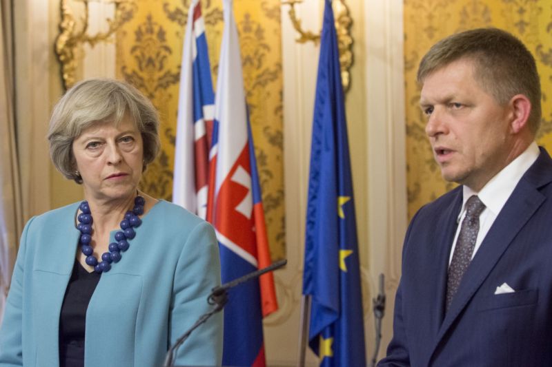 Britská premiérka Theresa Mayová a slovenský premiér Robert Fico.