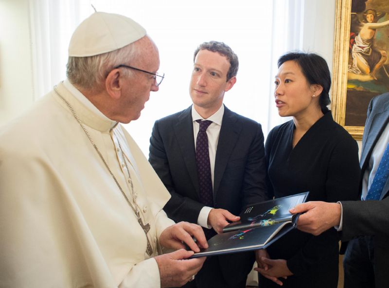 Papež František přijal Zuckerberga s chotí. 