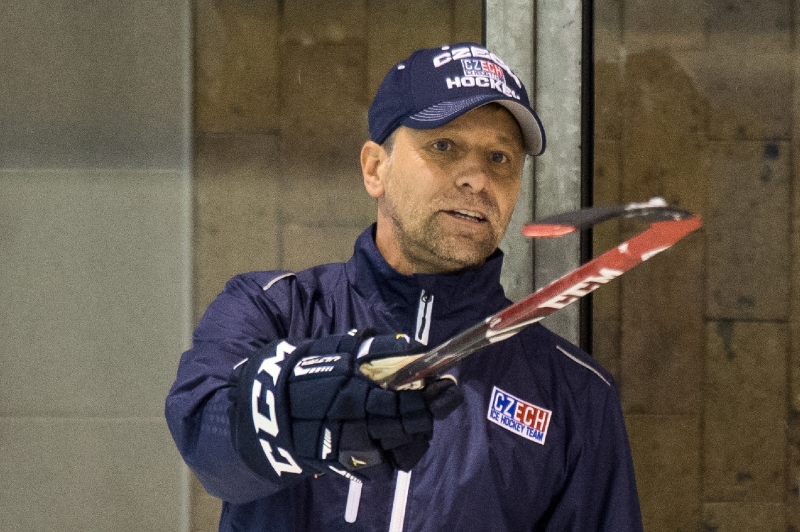 Na využití technologií, které se v NHL už používají, si bude zvykat i kouč české reprezentace Josef Jandač a jeho tým spolupracovníků.