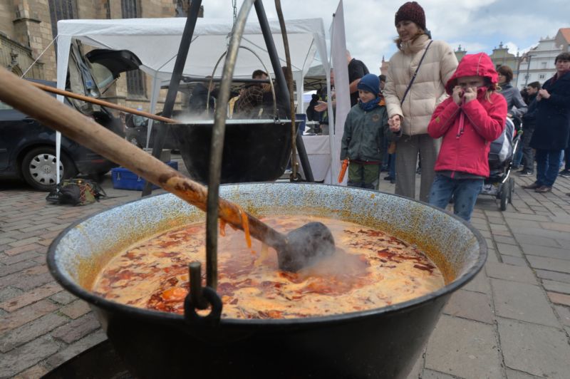 Návštěvníci se mohou těšit na dvacet druhů polévek, které se budou vařit ve čtyřicetilitrových kotlích. Návštěvníci se mohou těšit na dvacet druhů polévek, které se budou vařit ve čtyřicetilitrových kotlích.