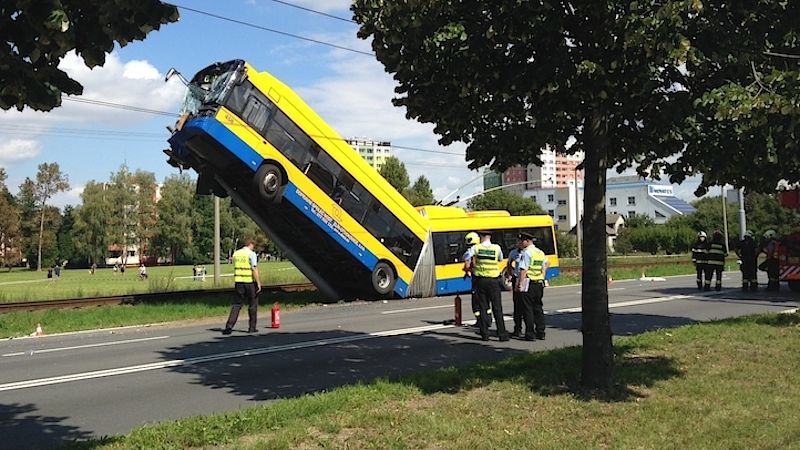 Trolejbus zůstal po nehodě v nebezpečné poloze. 