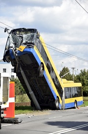 Za všechno mohl sloup, který trolejbus nazdvihl.