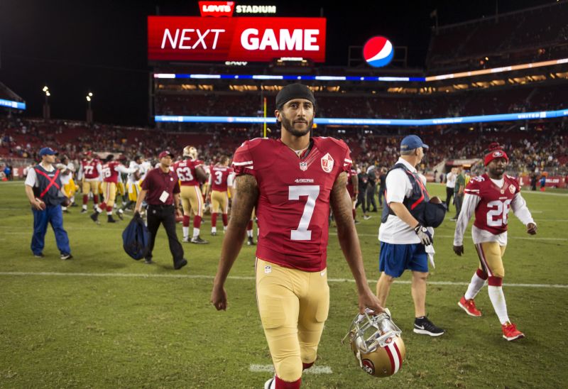 Quarterback San Francisca Colin Kaepernick způsobil v USA pozdvižení.