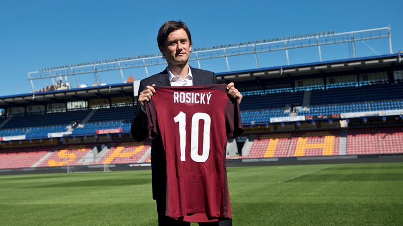 Tomáš Rosický v pondělí přestoupil do Sparty a o jeho dresy se strhl velký zájem.