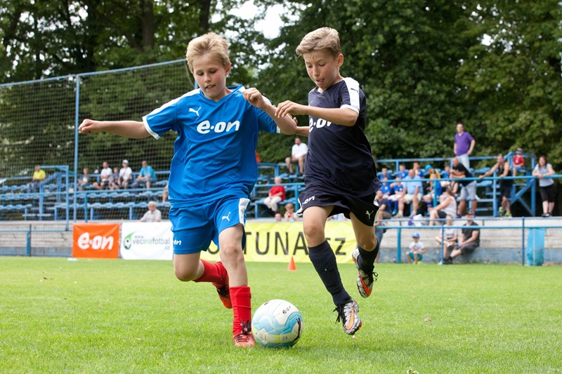 Zahraniční hosté, nejlepší kluby z České republiky a regionální kvalifikanti tvoří seznam účastníků Velkého finále turnaje E.ON Junior Cup, které se 2. – 4. září odehraje na energeticky úsporném E.ON Stadionu v Roudném.