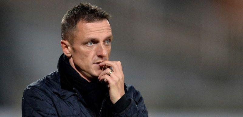 Fotbalová Slavia jedná o příchodu trenéra Luboše Kozla, ale zároveň se ohradila proti úniku informací z Fotbalové asociace ČR, jež prý jednání s koučem reprezentační osmnáctky vážně poškodily. 
