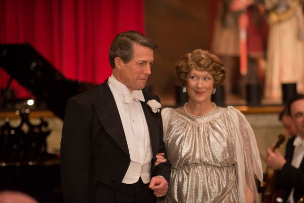 Florence (Meryl Streepová) s manželem (Hugh Grant).