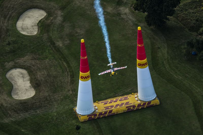 Letecká akrobacie v podání pilotů na Red Bull Air Race.