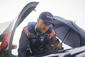 Petr Kopfstein se soustředí na svůj stroj před vzlétnutím do závodu.
