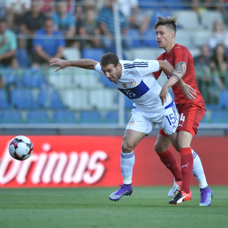 Reprezentační útočník Václav Kadlec v souboji se soupeřem z Arménie.