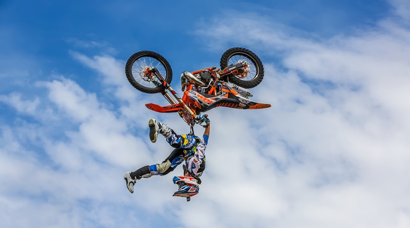 Tělovýchovná jednota a armádní sportovní centrum Dukla Praha má nového člena. Stal se jím Petr Pilát, přední český freestyle motokrosař.