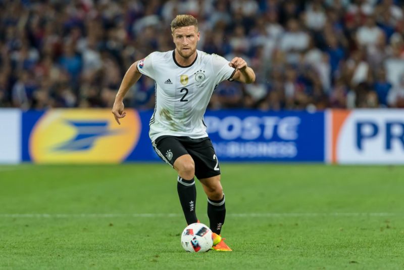Shkodran Mustafi
Trenér Arsenalu Arséne Wenger je každoročně kritizován pro svou přestupovou politiku. Uvidíme, jak tomu bude letos, ale francouzský kouč dělá vše pro to, aby se dostal z povědomí fanoušků jako ten, který nakupuje málo.
Vyztužit obranu londýnského klubu přichází německý reprezentační bek Shkodran Mustafi. Za čtyřiadvacetiletého účastníka letošního mistrovství Evropy zaplatí Arsenal 1,1 miliardy korun. Shkodran Mustafi
Trenér Arsenalu Arséne Wenger je každoročně kritizován pro svou přestupovou politiku. Uvidíme, jak tomu bude letos, ale francouzský kouč dělá vše pro to, aby se dostal z povědomí fanoušků jako ten, který nakupuje málo.
Vyztužit obranu londýnského klubu přichází německý reprezentační bek Shkodran Mustafi. Za čtyřiadvacetiletého účastníka letošního mistrovství Evropy zaplatí Arsenal 1,1 miliardy korun.