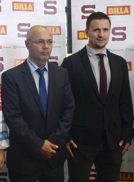 Jiří Kalous s gólmanem Tomášem Pöpperlem.