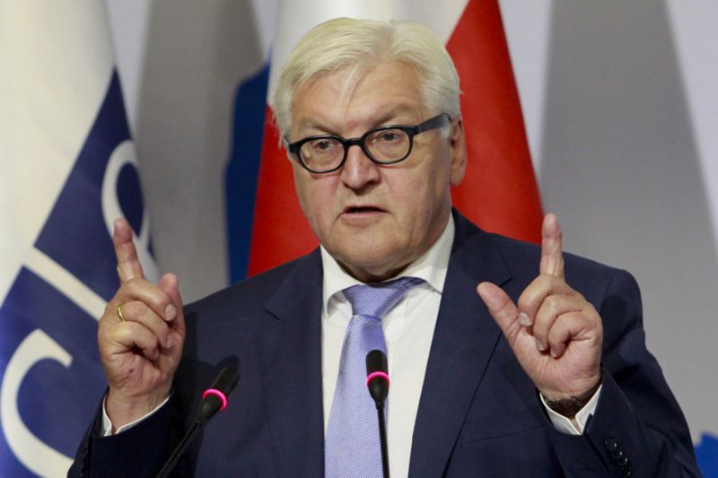 Podle německého ministra zahraničí Franka-Waltera Steinmeiera je nutné začít s rozhovory, které by vnesly důvěru do vztahů mezi Východem a Západem. Podle německého ministra zahraničí Franka-Waltera Steinmeiera je nutné začít s rozhovory, které by vnesly důvěru do vztahů mezi Východem a Západem.