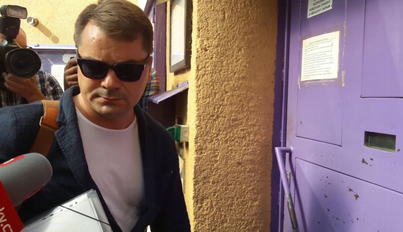 Marek Dalík při vstupu do věznice. Marek Dalík při vstupu do věznice.