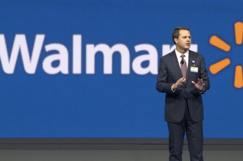 Propuštěným zaměstnancům z administrativy nabídne Wal-Mart místo na prodejnách. Na snímku výkonný ředitel Doug McMillon. Propuštěným zaměstnancům z administrativy nabídne Wal-Mart místo na prodejnách. Na snímku výkonný ředitel Doug McMillon.