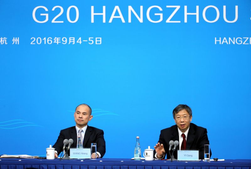 Summit G20 hostí čínské město Chang-čou. Vpravo Yi Gang, viceguvernér čínské Lidové Banky. Summit G20 hostí čínské město Chang-čou. Vpravo Yi Gang, viceguvernér čínské Lidové Banky.