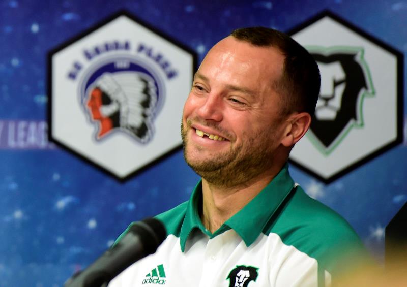 Pětinásobný hokejový mistr světa David Výborný, který po minulé sezoně ukončil hráčskou kariéru a stal se sportovním manažerem Mladé Boleslavi, si novou roli pochvaluje a užívá. Pětinásobný hokejový mistr světa David Výborný, který po minulé sezoně ukončil hráčskou kariéru a stal se sportovním manažerem Mladé Boleslavi, si novou roli pochvaluje a užívá.