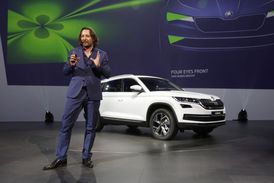 Šéfdesignér značky Jozef Kabaň při svém emotivním vystoupení.