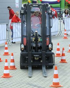 Letenská pláň hostí netradiční závod vysokozdvižných vozíků Ještěrka Cup.