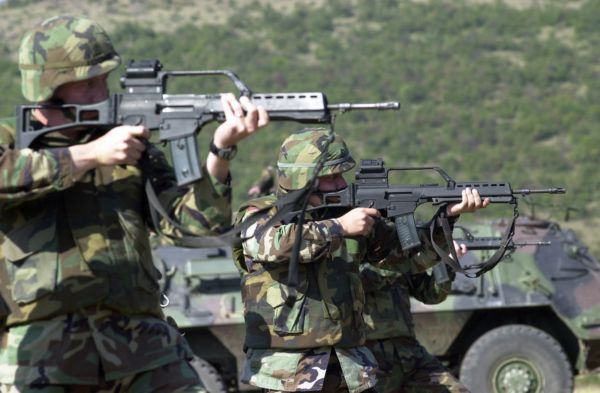 Vojáci s puškami G36.