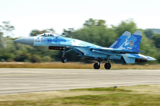 Stíhací letoun Su-27 z Ukrajiny. Stíhací letoun Su-27 z Ukrajiny.