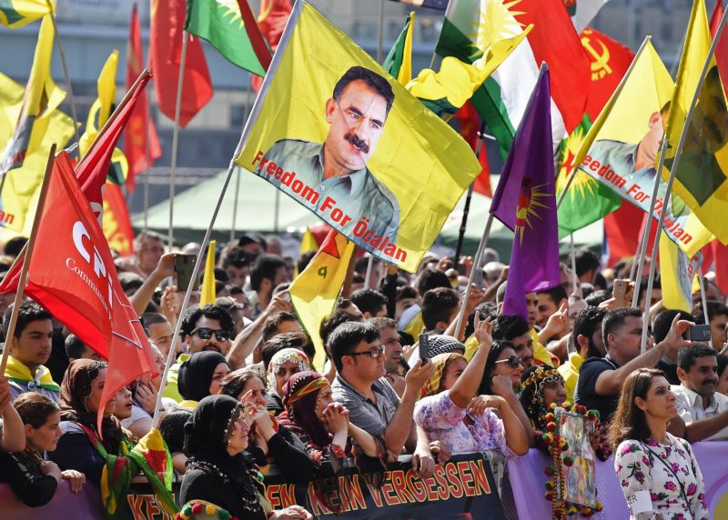 Protestující drží portréty Abdullaha Öcalana, vězněného vůdce Strany kurdských pracujících 