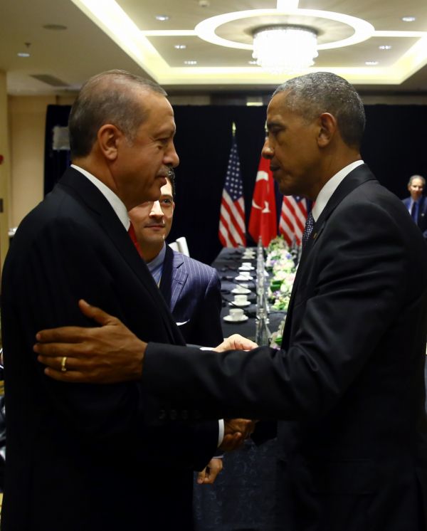 "Zajistíme, aby se ti, kdo se toho dopustili, zodpovídali spravedlnosti," řekl Obama Erdoganovi.