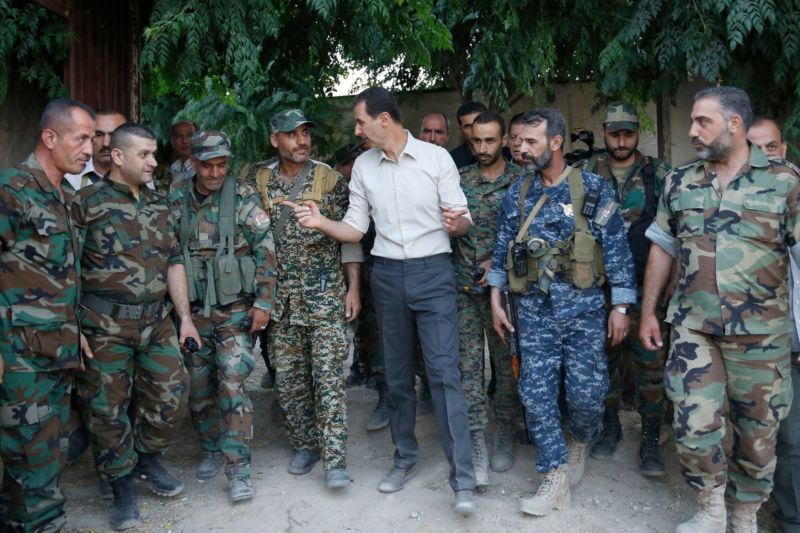 Prezident Bašár Asad se syrskými vojáky. Prezident Bašár Asad se syrskými vojáky.
