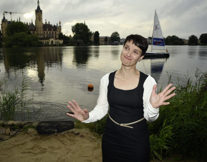 Frauke Petryová, předsedkyně strany AfD, oslavuje výsledky voleb.