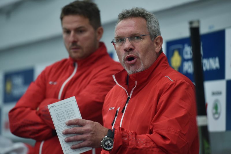 Trenér pražské Slavie Milan Razým na lavičce svého klubu.