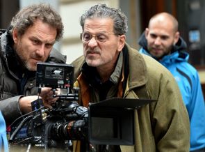 Před budovou Českého rozhlasu na Vinohradské třídě se natáčela akční scéna nového filmu rakouského filmaře Franze Novotného.