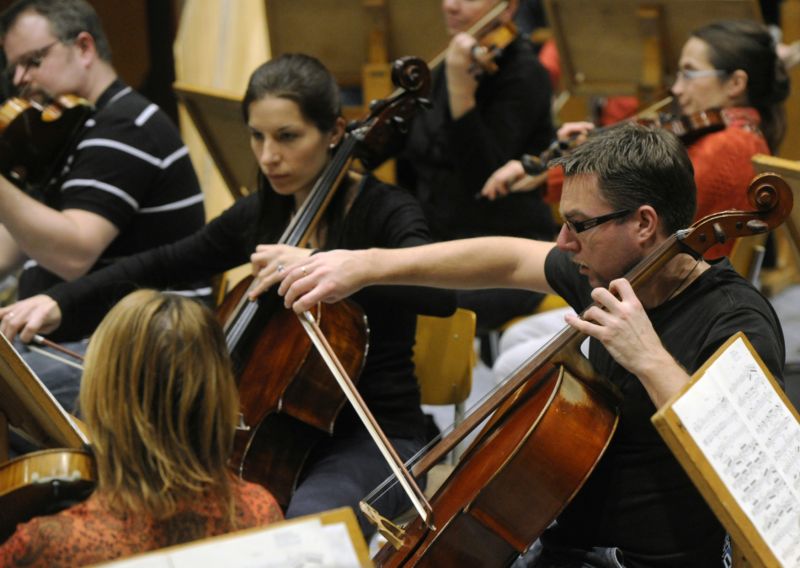 Plzeňská filharmonie během zkoušky.