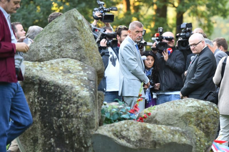 Andrej Babiš v bývalém koncentračním táboře v Letech, kde uctil památku romských obětí. Andrej Babiš v bývalém koncentračním táboře v Letech, kde uctil památku romských obětí.